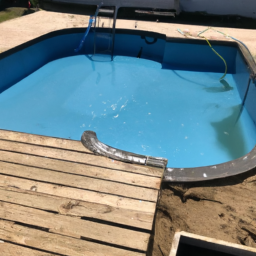 Accessoires indispensables pour l'entretien de votre piscine : produits et outils Kourou